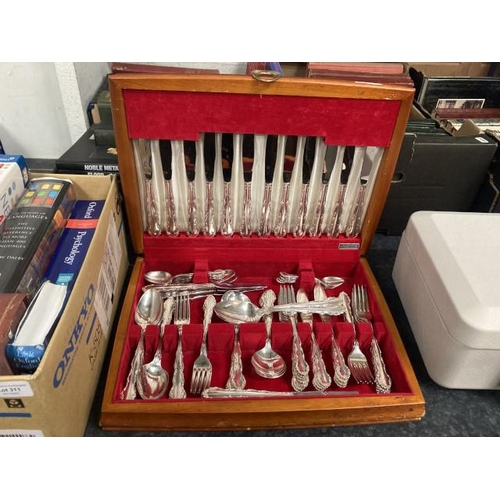 310 - Canteen of Oneida 87 piece cutlery