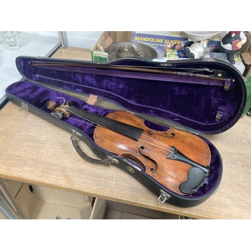 317 - Cased violin & bow (no makers label/ mark)