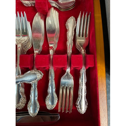 310 - Canteen of Oneida 87 piece cutlery