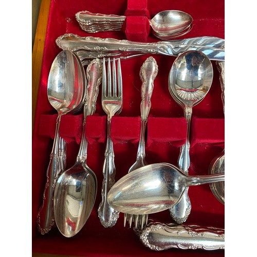 310 - Canteen of Oneida 87 piece cutlery