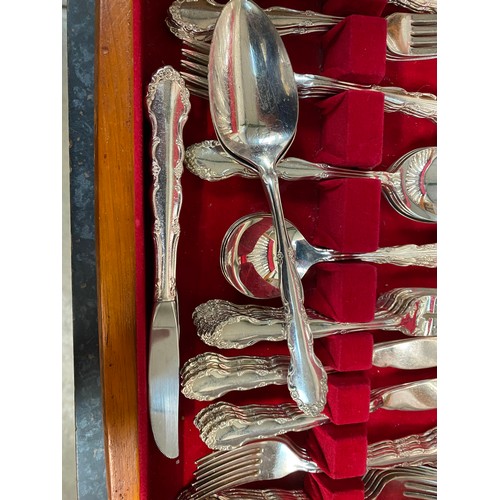 310 - Canteen of Oneida 87 piece cutlery