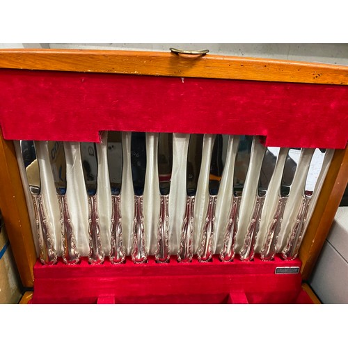 310 - Canteen of Oneida 87 piece cutlery