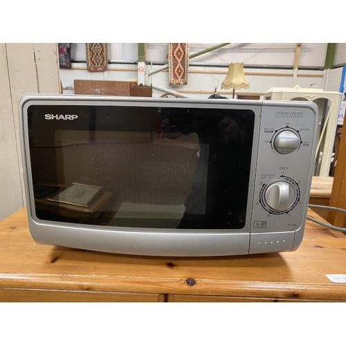 119 - Sharp R-209 microwave 28H 46W 33D