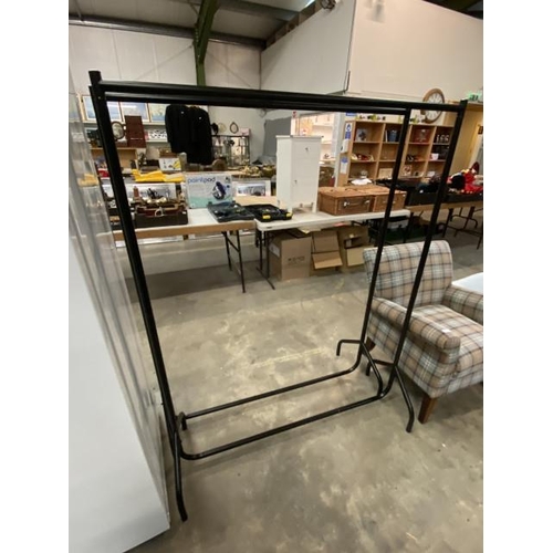 172 - 2 metal clothes rails 120W