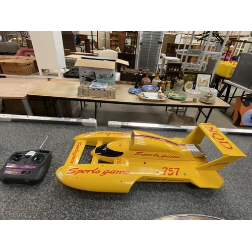 214 - Radio controlled propelled speed boat Sports Game 757 NQD No. 757T-069 with controller