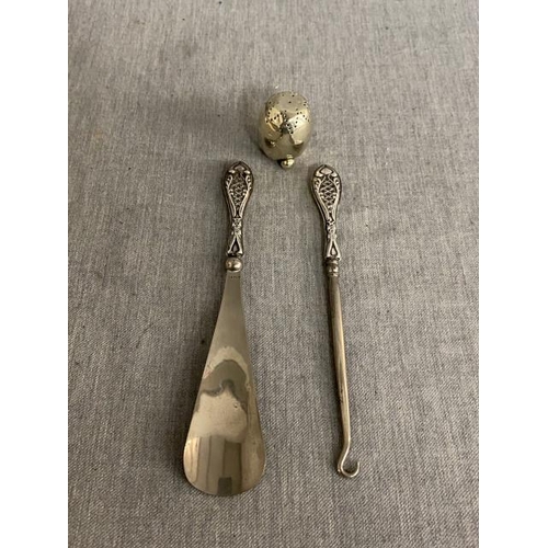 260 - William Devenport, Birmingham silver handled shoe horn & matching button hook & a white metal/ conti... 