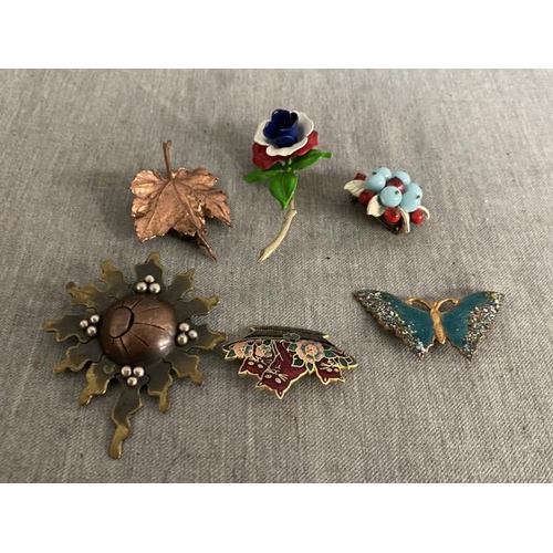 290 - Collection of 6 vintage brooches