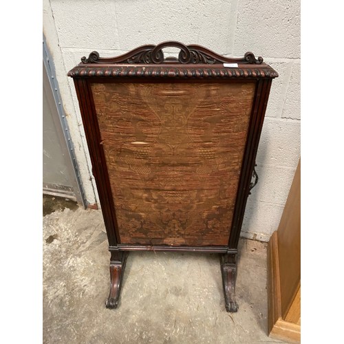 74 - Mahogany Cheval fire screen in the manner of Gillow of Lancaster, circa 1820 with three sliding pane... 