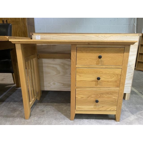 141 - Good quality oak desk/dressing table 77H 100W 44D