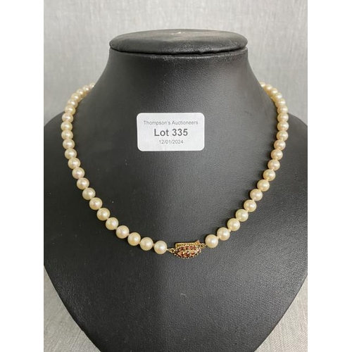 335 - 9ct gold & garnet clasped pearl necklace