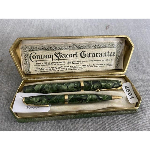 370 - Boxed Conway Stewart No. 26 propelling pencil & 84 fountain pen with 14ct nib set (we are unable to ... 