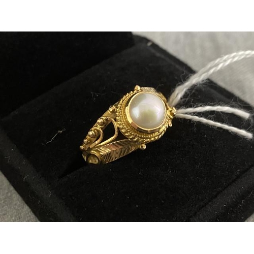 387 - 22ct gold with Mabe pearl ladies ring 5.5g (Size U 1/2)