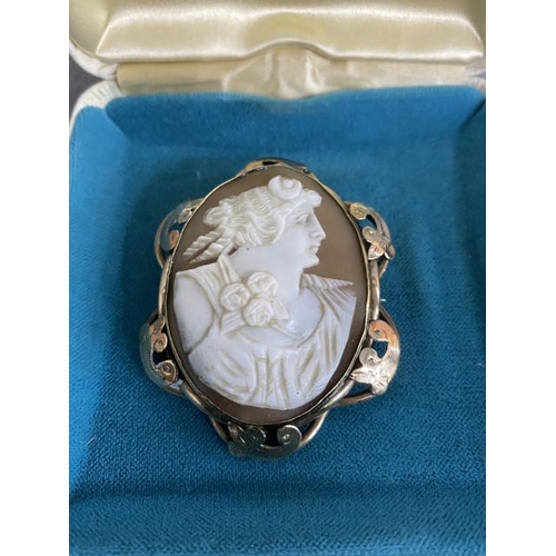 399 - Victorian carved shell cameo brooch