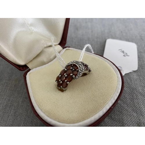 402 - 925 silver and garnet ladies ring (size M)