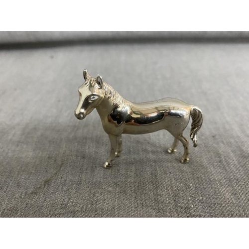 425 - Solid silver cast horse 22.8g 5x4cm