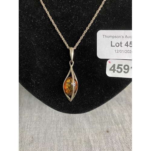 452 - 925 silver & amber pendant on silver chain