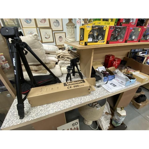 516 - Qty of camera equipment inc. Velbon DF-61 tripod, Velbon CX mini tripod, Velbon CX-888 tripod, Hama ... 