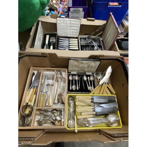 552 - 2 boxes of silver plate cutlery including fish servers, napkin rings, teaspoons etc