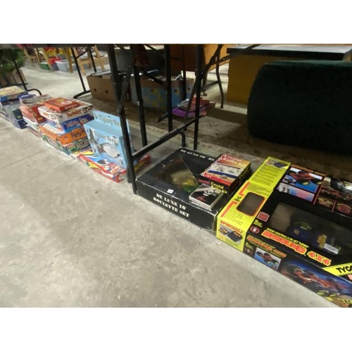 608 - Selection of boxed games and puzzles including Flying Ass, Sorry, Monopoly, Twister, Boggle, Beetle ... 