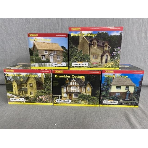 70 - HORNBY 'Skaledale' OO Gauge R8506 Brambles Cottage, R8501 Raven Cottage, R8515 Clovelly Cottage, R89... 