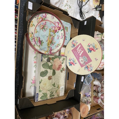 473 - Assorted collectables including V & A fine china two tier cake stand (new with box), RHS Pimpernel p... 