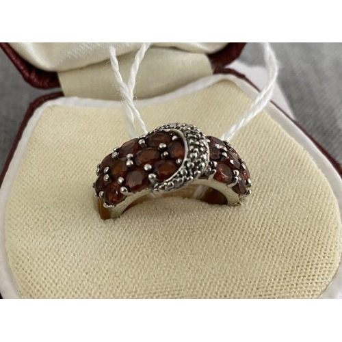 228 - 925 silver and garnet ladies ring (size M)