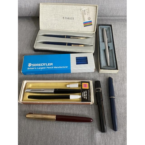 231 - Collection of pens inc. The John Bull 14ct gold nib fountain pen (lid A/F), Parker 17 Lady, Parker 4... 