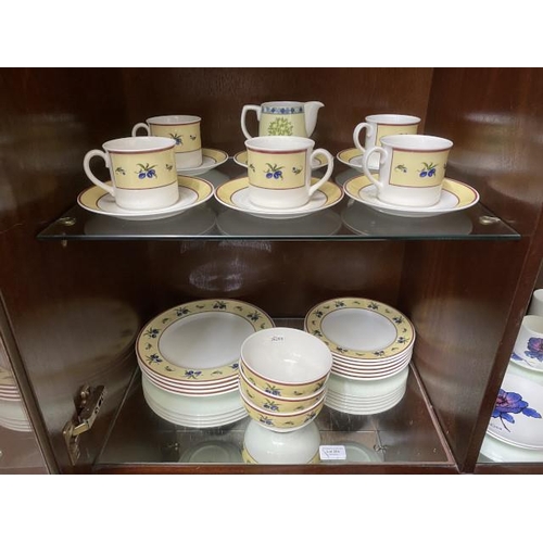 284 - Villeroy & Boch 'Le Sud' tableware's (24 pieces) and a Royal Doulton 'Garnina' jug