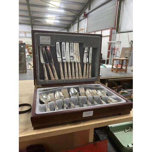 323 - Cased 38 piece Sheffield cutlery set