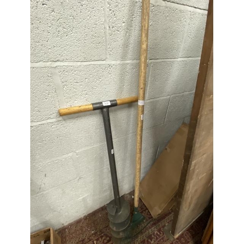 142 - Garden rake & fence post hole digger