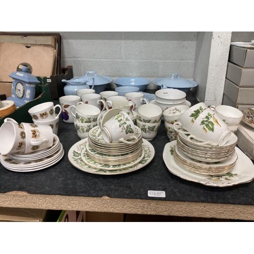 317 - 12 pieces of Colclough, 11 pieces of Royal Worcester 'Evesham', 20 pieces of Wedgwood 'Santa Clara',... 