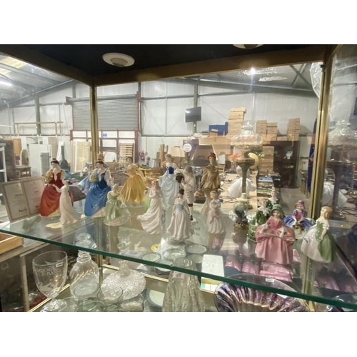 349 - 19 Royal Doulton figurines 