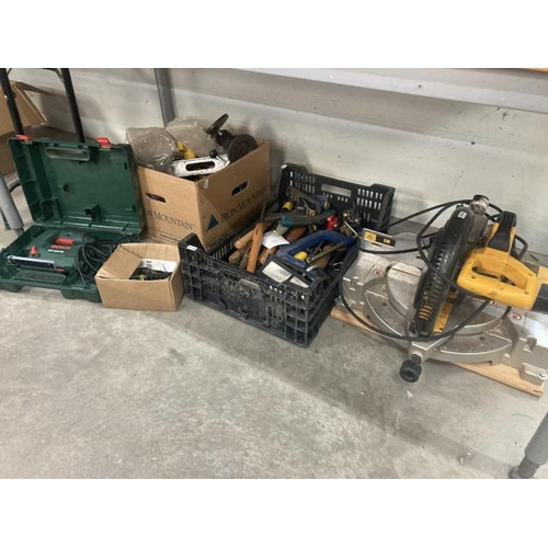 599 - De Walt DW703-GB mitre saw, 2 containers of workshop tools including mallet, hammers, chisels, screw... 