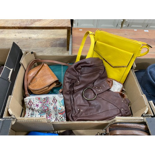 588 - 4 boxes of bags including leather - Oriano, Sakroots, Moda (new with tags), Paula Rossi (new with ta... 