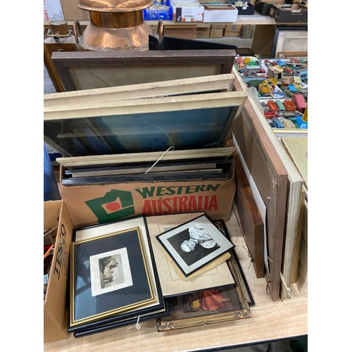 596 - Quantity of collectables including treen, brass and copperware, framed pictures, prints and photos, ... 