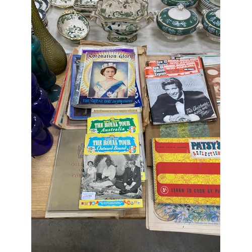 594 - Collection of vintage magazines and papers including 1970 New Musical Express, No 604 11 Nov 1933 Th... 