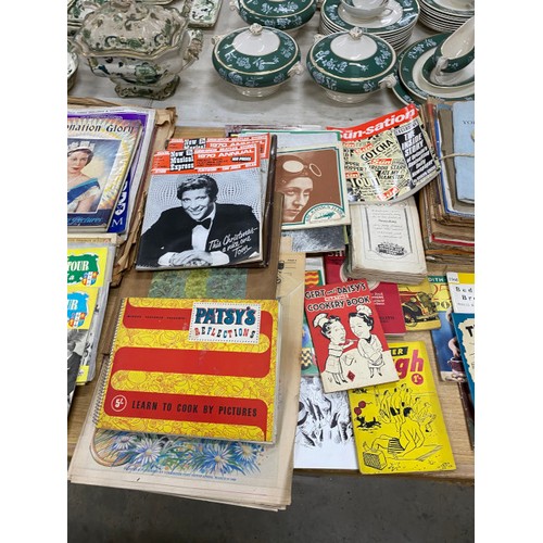 594 - Collection of vintage magazines and papers including 1970 New Musical Express, No 604 11 Nov 1933 Th... 