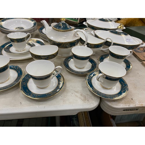 601 - 31 pieces of Royal Doulton Carlyle dinner and tea wares, 10 pieces Mason's Ironstone Chartreuse etc