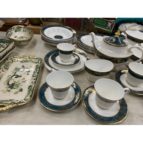 601 - 31 pieces of Royal Doulton Carlyle dinner and tea wares, 10 pieces Mason's Ironstone Chartreuse etc