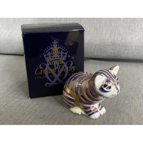 266 - Boxed Royal Crown Derby 'Sitting Kitten' with gold stopper (1st quality)