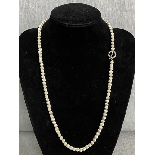 275 - Silver tone necklace with T bar clasp