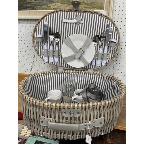 369 - Oval shaped wicker picnic basket