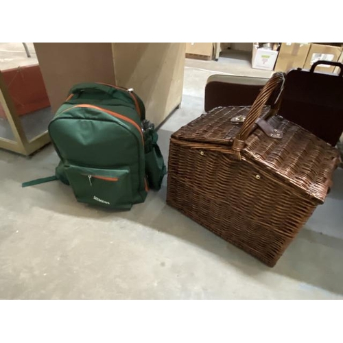 430 - Wicker picnic basket & backpack picnic set