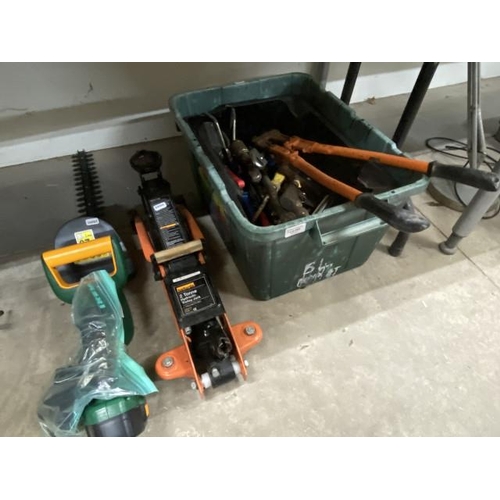 460 - Box of workshop tools including hammers, bolt cutter etc, Halfords 2 tonne trolley jack (no handle),... 