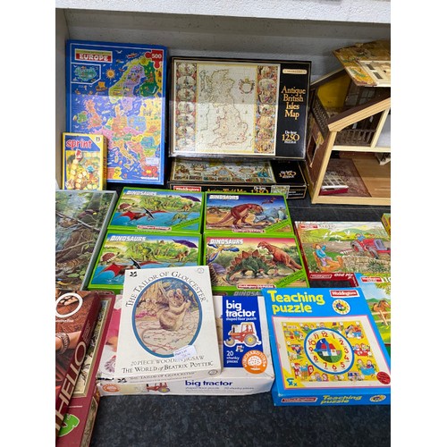 364 - Assorted games and jigsaws including Othello, Cluedo, Jenga (all unchecked)