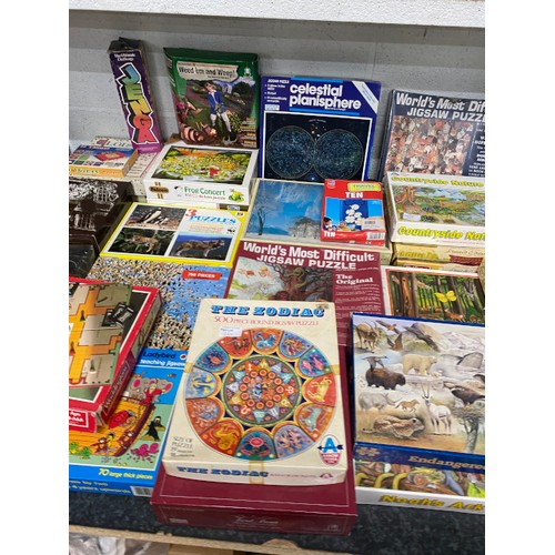 364 - Assorted games and jigsaws including Othello, Cluedo, Jenga (all unchecked)