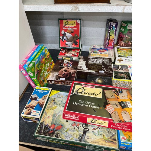 364 - Assorted games and jigsaws including Othello, Cluedo, Jenga (all unchecked)