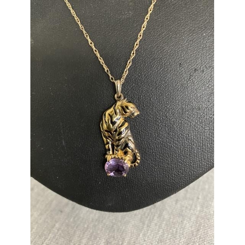 246 - 9ct gold chain with an amethyst set tiger pendant (4.3g)