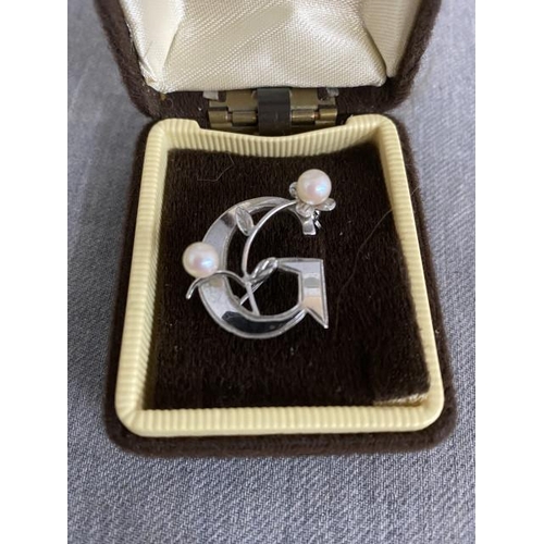 256 - Pearl set ‘G’ silver brooch