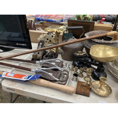 451 - Assorted metal wares including brass scales with weights, candle holder & trivet, copper kettle and ... 